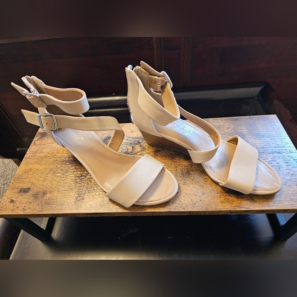 Womens wedge scandal. Appeal. Size 8.5 Color tan.